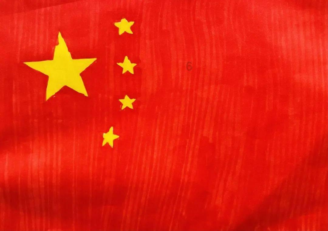 小孩们玩火点燃大片草坪，一旁小伙出言谴责反遭回怼