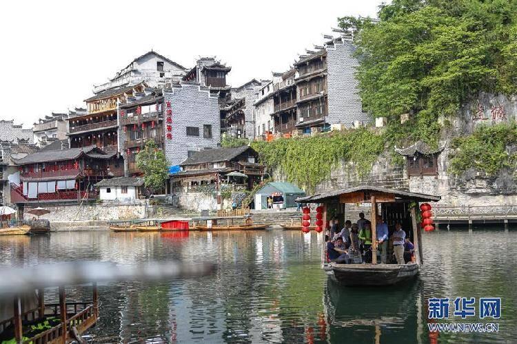 应对低温雨雪天气 | 国网凤凰县供电公司：电力员工闻冰而动